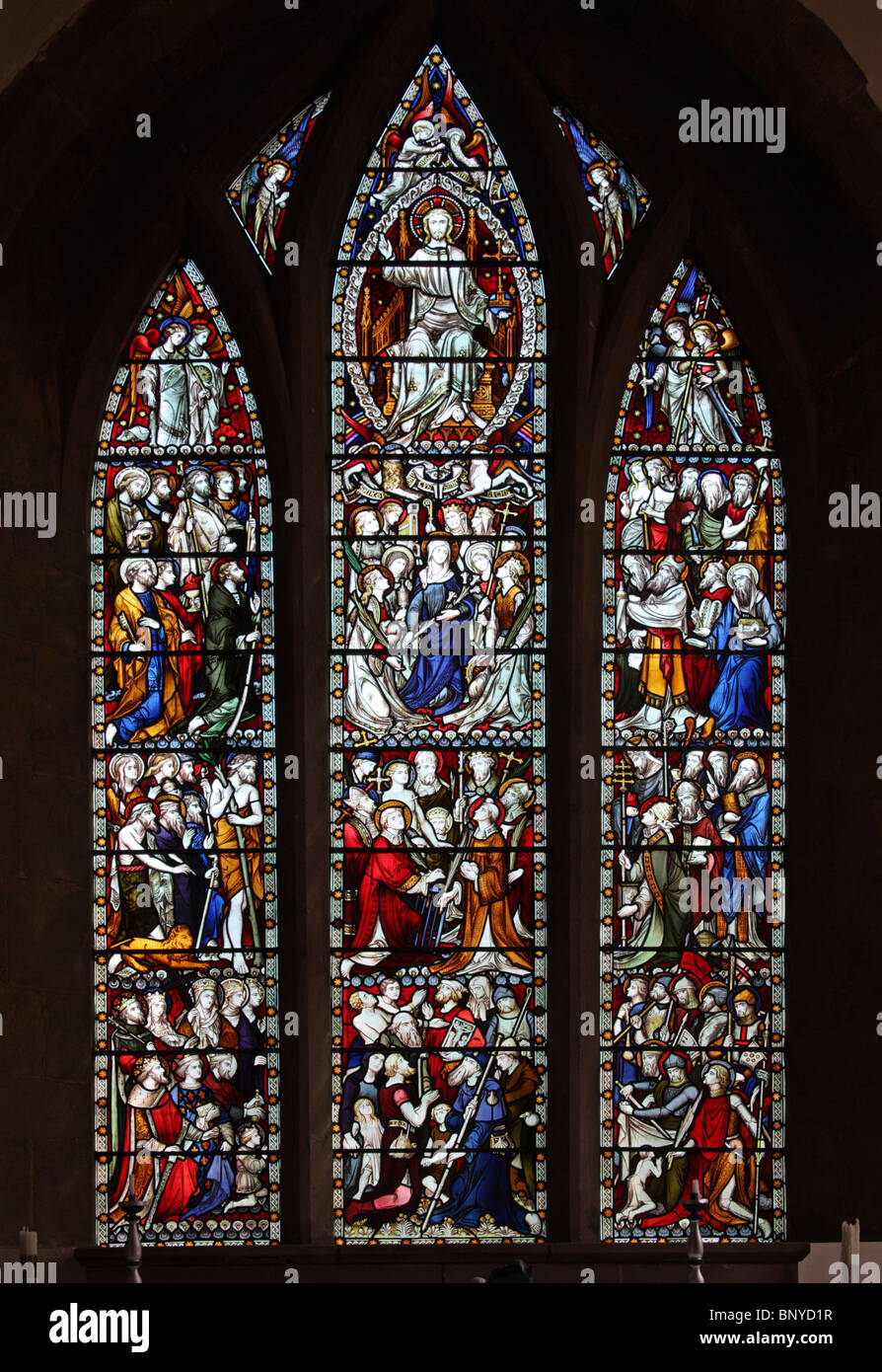Buntglasfenster von John Hardman Powell entworfen Darstellung Christus in Majestät, und etwa 90 Figuren von Heiligen, Apostel, Könige, Bischöfe und Ritter Stockfoto