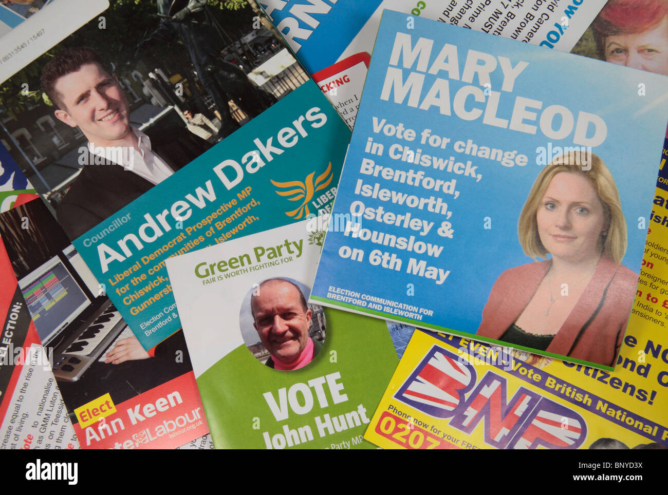 Haufen von Wahl Literatur aus mehreren verschiedenen Parteien vom Mai 2010 allgemeine Wahlen in Großbritannien. Stockfoto