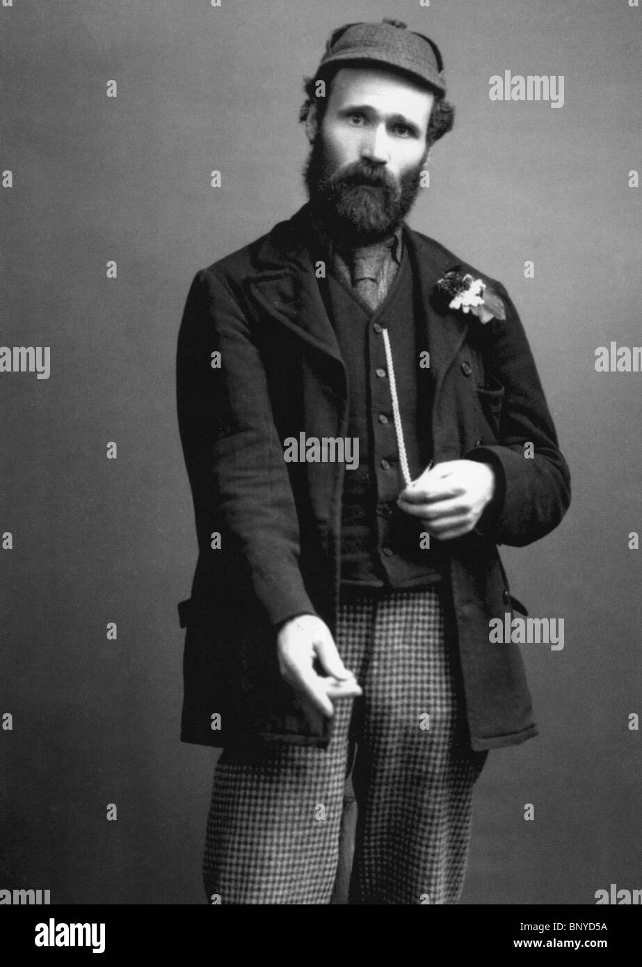 JAMES KEIR HARDIE (1856-1915) Scottish Labour Leader im Jahre 1892. Als gewählter Abgeordneter für West Ham Süd in diesem Jahr, die er sich weigerte, den traditionellen Top-Hut tragen und Frack im Parlament lieber diese Kleidung mit der Deerstalker Hut statt. Stockfoto