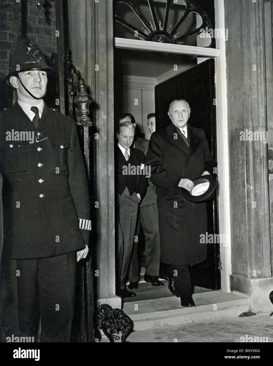 Bundeskanzler KONRAD ADENAUER (1876-1967) Nr. 10 Downing Street im Jahr 1955 verlassen Stockfoto