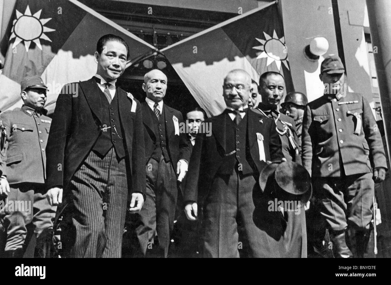 MANCHUKUO japanischen General Abe (mit Hut) verlässt die Nanking-Festsaal nach Unterzeichnung - siehe Beschreibung Stockfoto