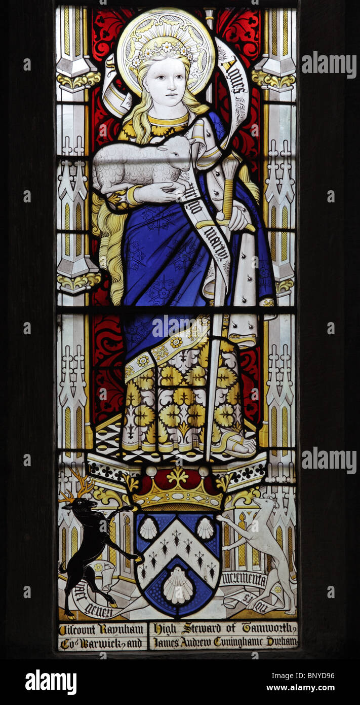 Ein Glasfenster, die Darstellung der Heiligen Agnes hält ein Lamm und ein Schwert Stockfoto