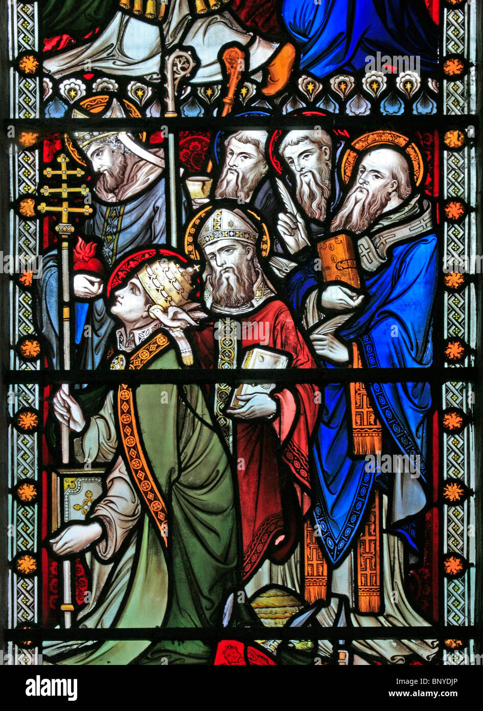Ein Buntglasfenster mit Heiligen und Bischöfe, All Saints Church, Ladbroke, Warwickshire Stockfoto
