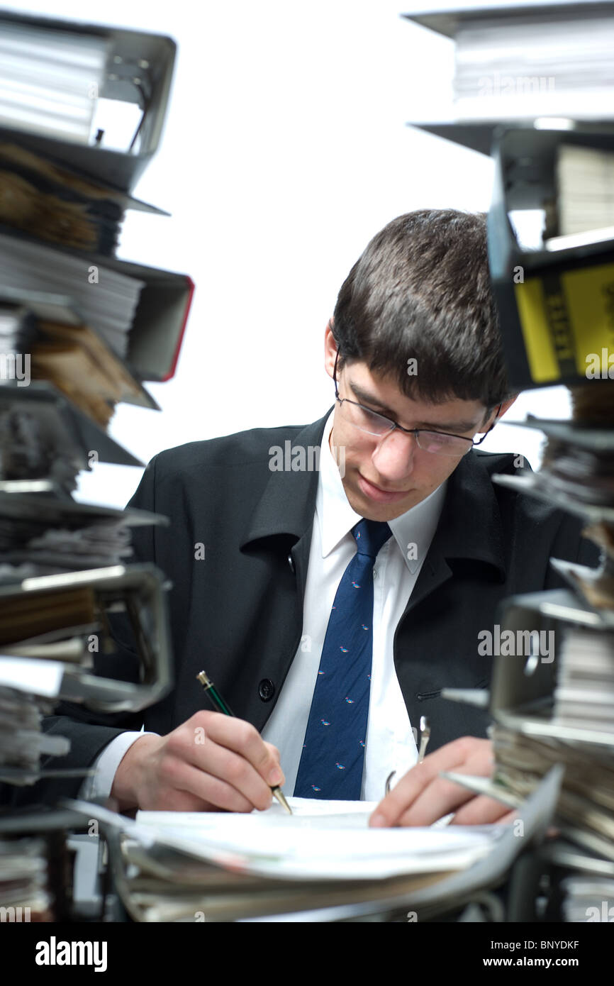 Ein Mann Dokumente ausfüllen Stockfoto
