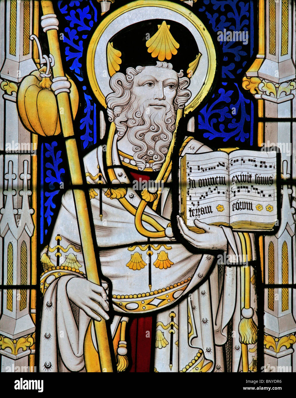 Ein Buntglasfenster von Geoffrey Webb mit St. James der größere, Apostel, Allerheiligen Kirche, Ladbroke, Warwickshire. Stockfoto