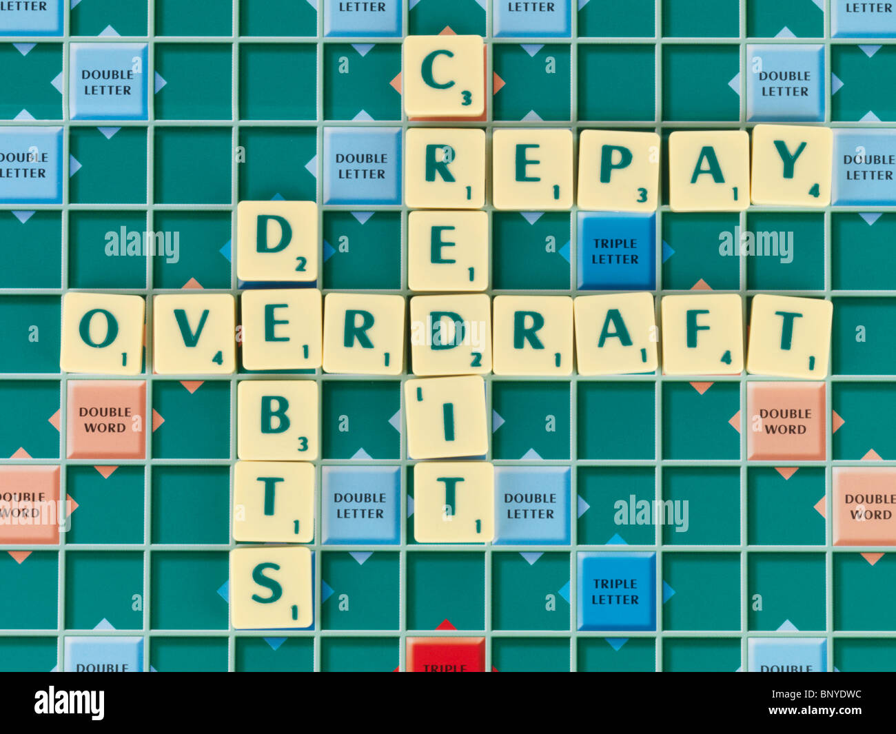 Scrabble-Brett mit Schulden Stockfoto