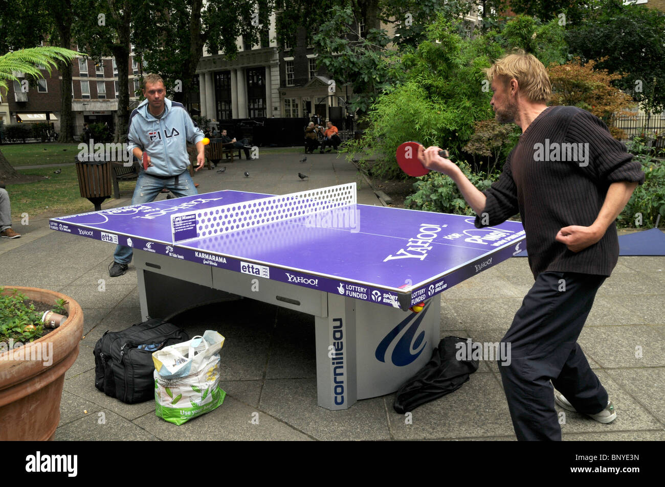 LONDON ÖFFENTLICHE TISCHTENNIS AM SOHO SQUARE Stockfoto