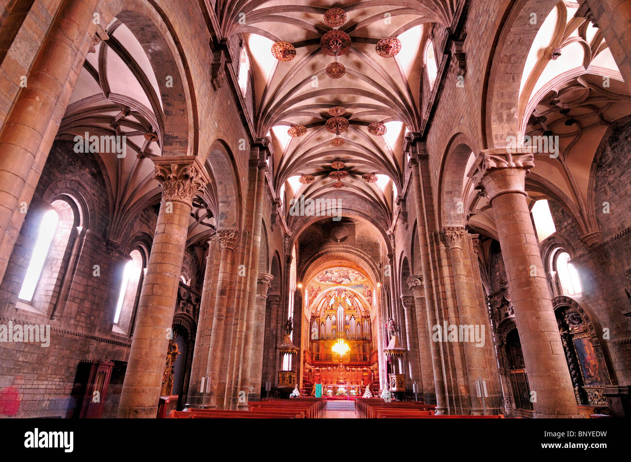 Spanien, Jakobsweg: Kirchenschiff der St. Peters Kathedrale von Jaca Stockfoto