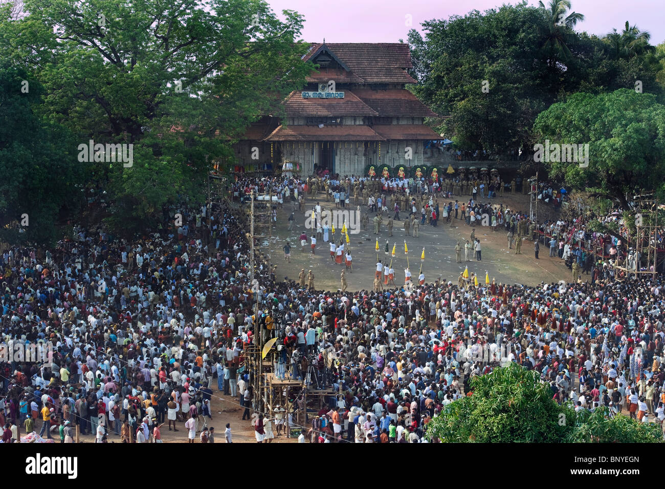 Indien Kerala Thrissur indischen Leute warten auf den Beginn des Pooram Elephant Festival Stockfoto Indien Kerala Thrissur indischen Leute warten auf den Beginn des Pooram Elephant Festival Stockfoto