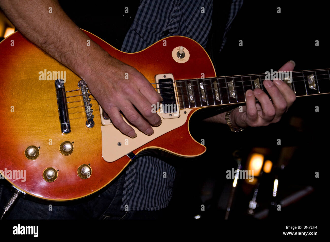 Lead Gitarrist der Midnight Blues Band während der 2010 Dundee Blues Bonanza erklingt in der Capitol/Lloyds Bar, UK Stockfoto