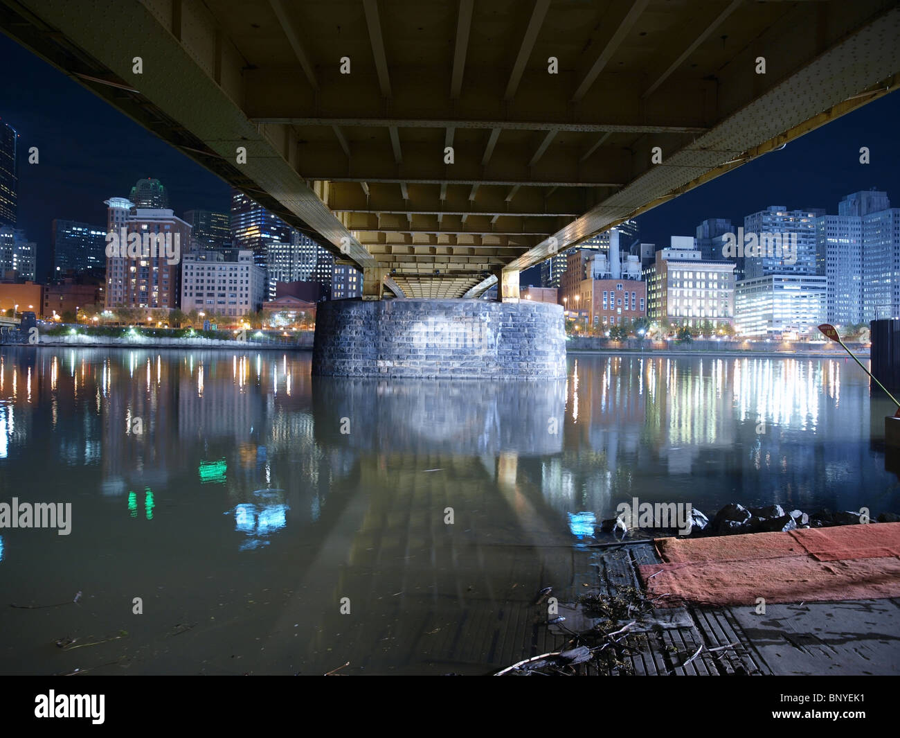 Unter einer städtischen Pittsburgh-Brücke in der Nacht. Stockfoto