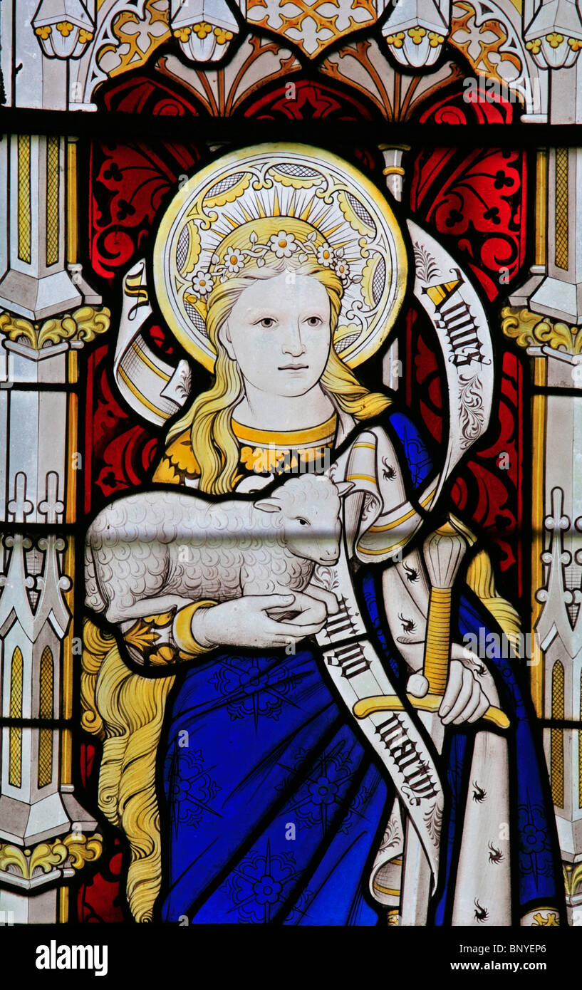 Ein Buntglasfenster von Geoffrey Webb, das die heilige Agnes mit einem Lamm zeigt, All Saints Church, Ladbroke, Warwickshire Stockfoto