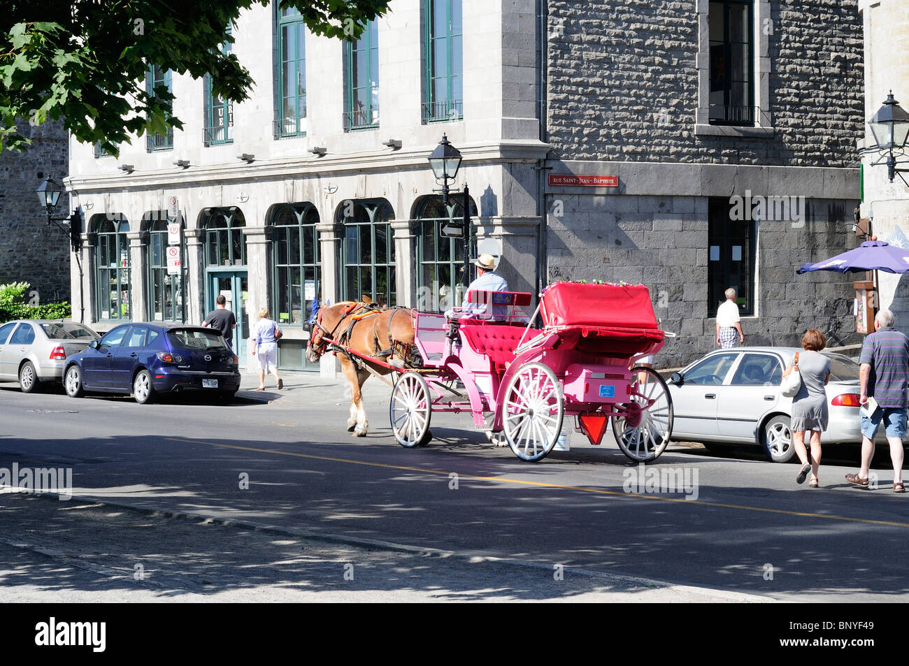 Touristen genießen von einem Pferd gezogenen Buggy fahren auf den Straßen der Altstadt von Montreal Stockfoto
