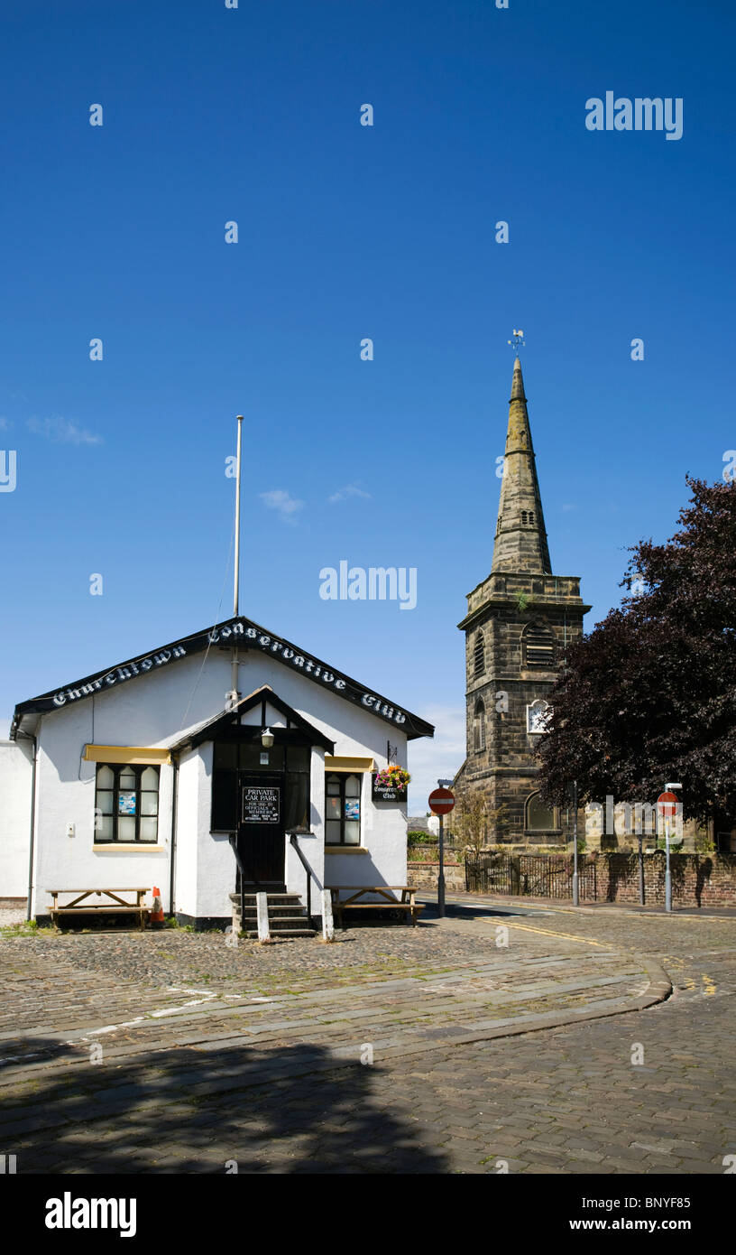 Konservative Club und St. Cuthberts Pfarrkirche in Churchtown, Southport Stockfoto