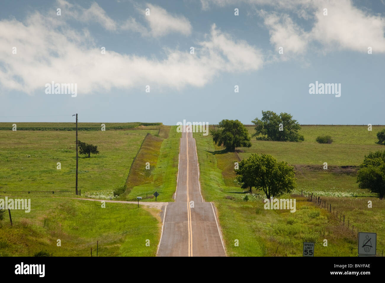 Landstraße in der Nähe von Libanon, Kansas, USA Stockfoto