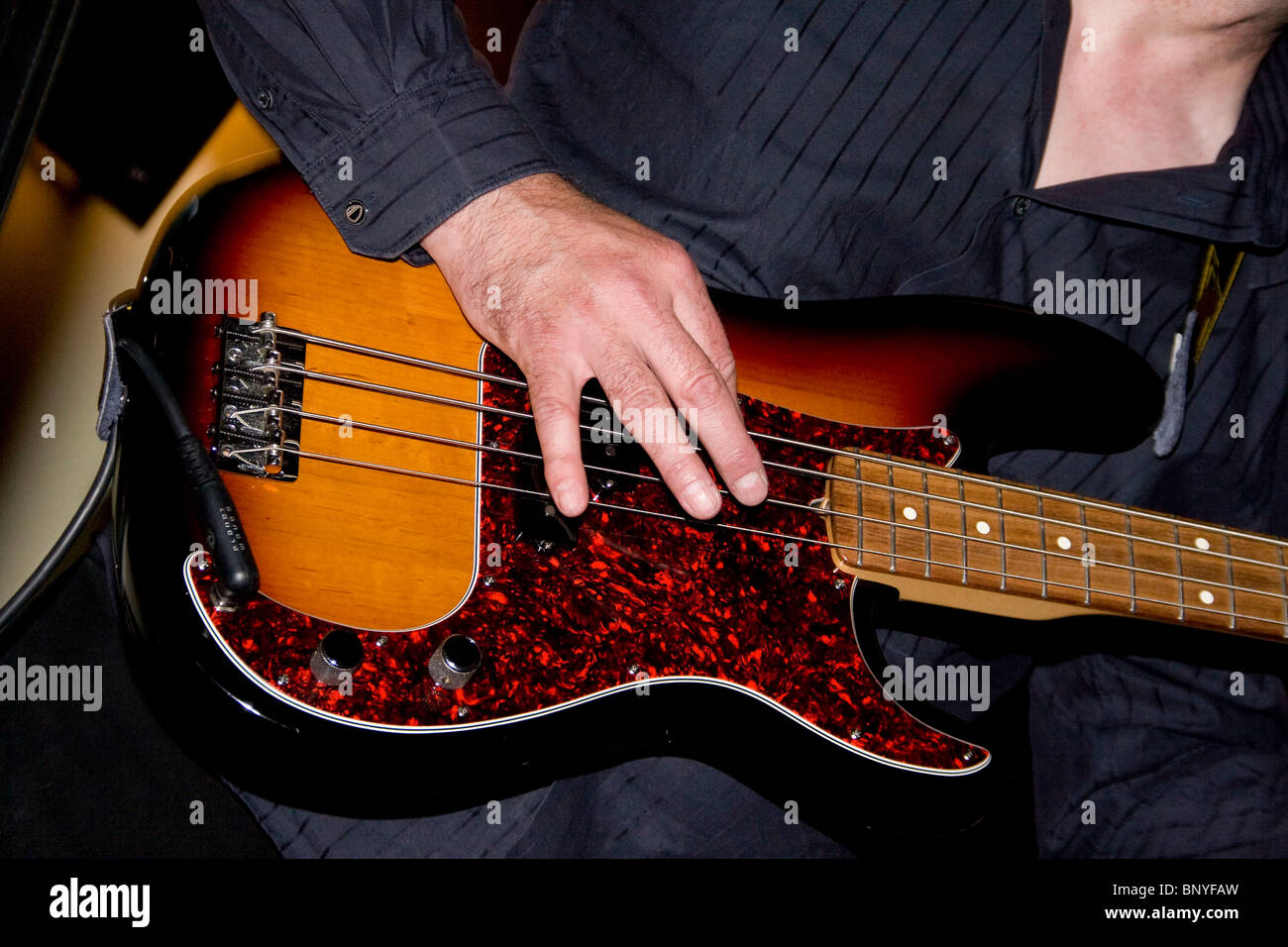 Bass-Gitarrist Jim Grimmond der Midnight Blues Band während der Dundee Blues Bonanza 2010 an der Capitol/Lloyds Bar, UK Stockfoto