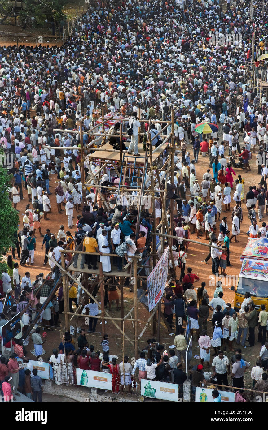 Indien Kerala Thrissur indischen Leute warten auf den Beginn des Pooram Elephant Festival Stockfoto Indien Kerala Thrissur indischen Leute warten auf den Beginn des Pooram Elephant Festival Stockfoto