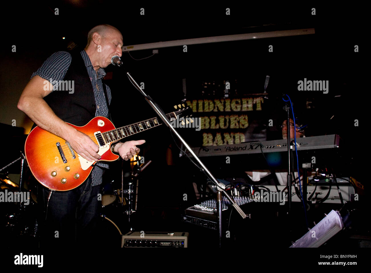 Führen Sie Gitarrist Steve der Midnight Blues Band während der Dundee Blues Bonanza 2010 an der Capitol/Lloyds bar Stockfoto