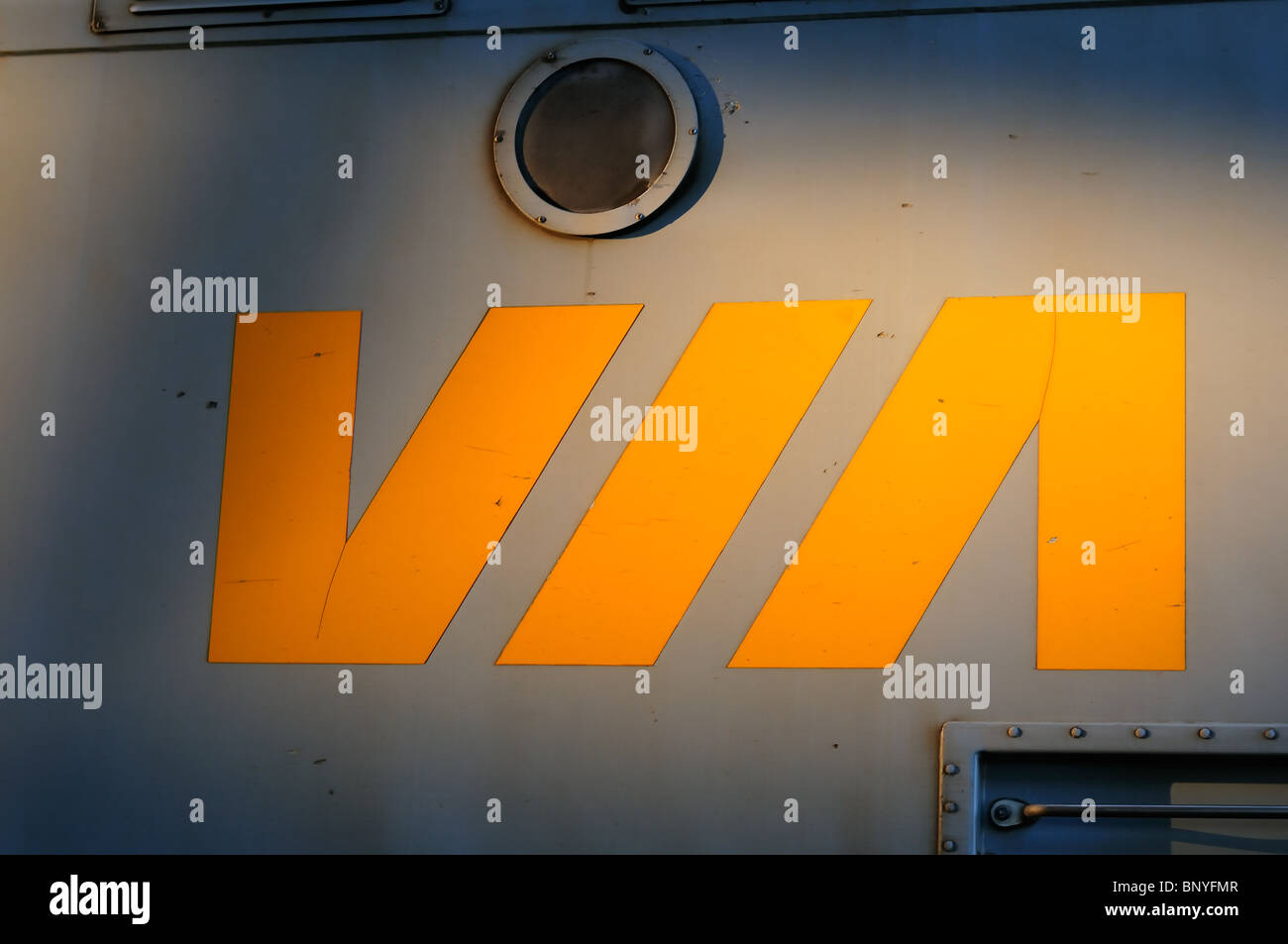 Via Rail Zug Logo an der Seite ein Personenzug Stockfoto