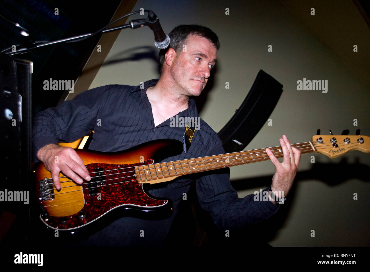 Jim Grimmond Bass-Gitarrist der Midnight Blues Band während der Dundee Blues Bonanza 2010 an der Capitol/Lloyds Bar, UK Stockfoto