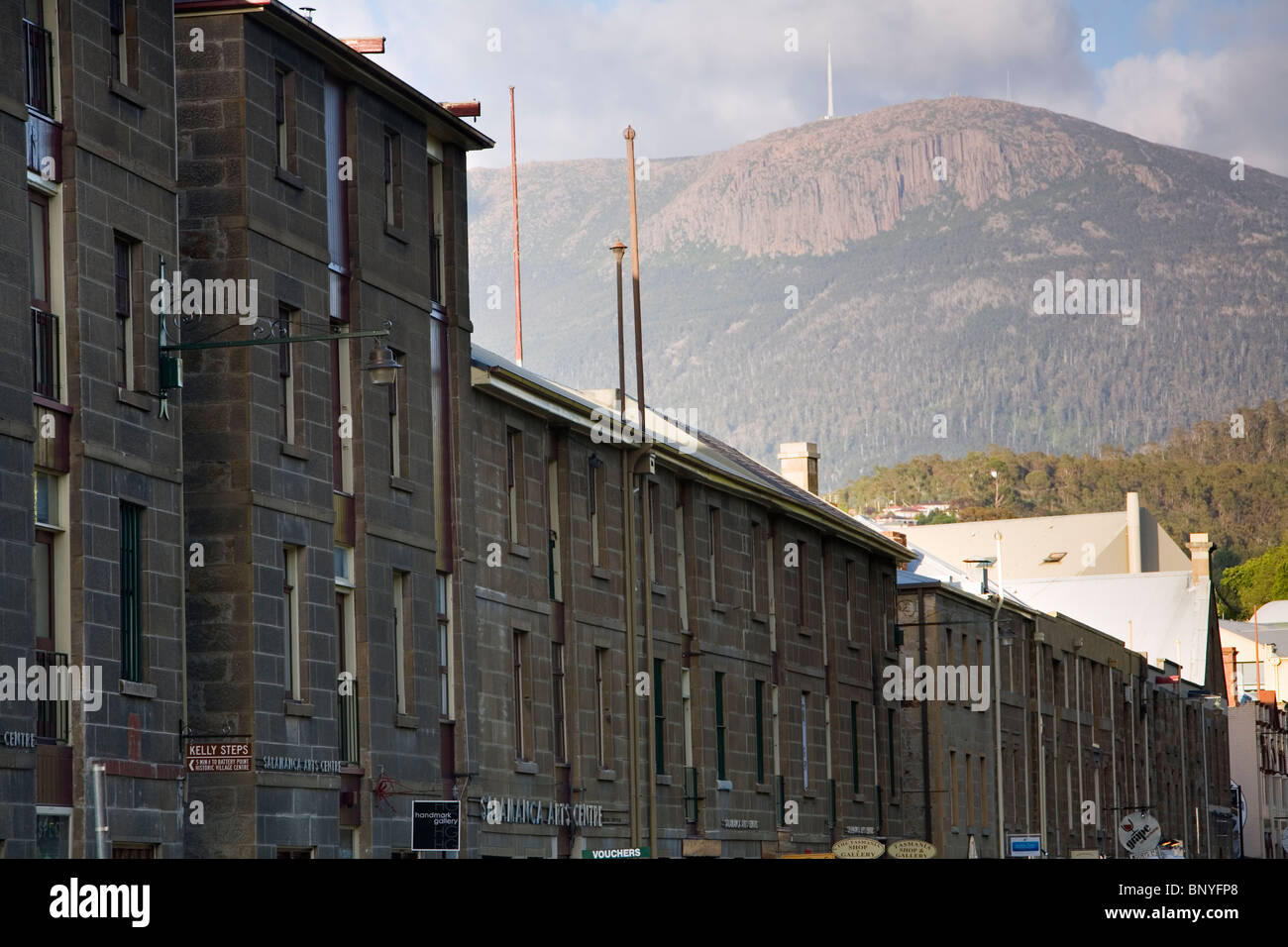 Die koloniale Architektur der Salamanca Place mit Mount Wellington hinter. Hobart, Tasmanien, Australien Stockfoto