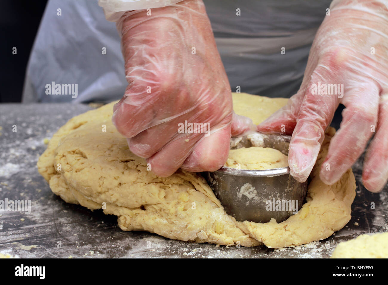 Jedes Scone ist aus dem Teig mit einem runden Ausstecher schneiden Stockfotografie