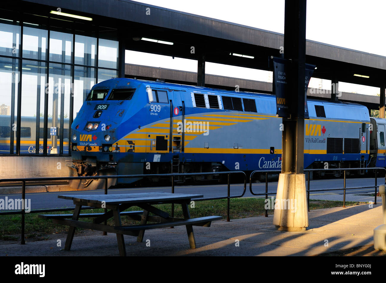 Via Rail Zug nach Montreal Ankunft am Bahnhof Ottawa Kanada Stockfoto