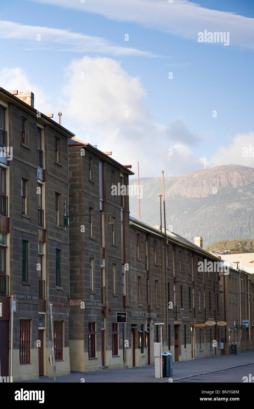 Die koloniale Architektur der Salamanca Place mit Mount Wellington hinter. Hobart, Tasmanien, Australien Stockfoto