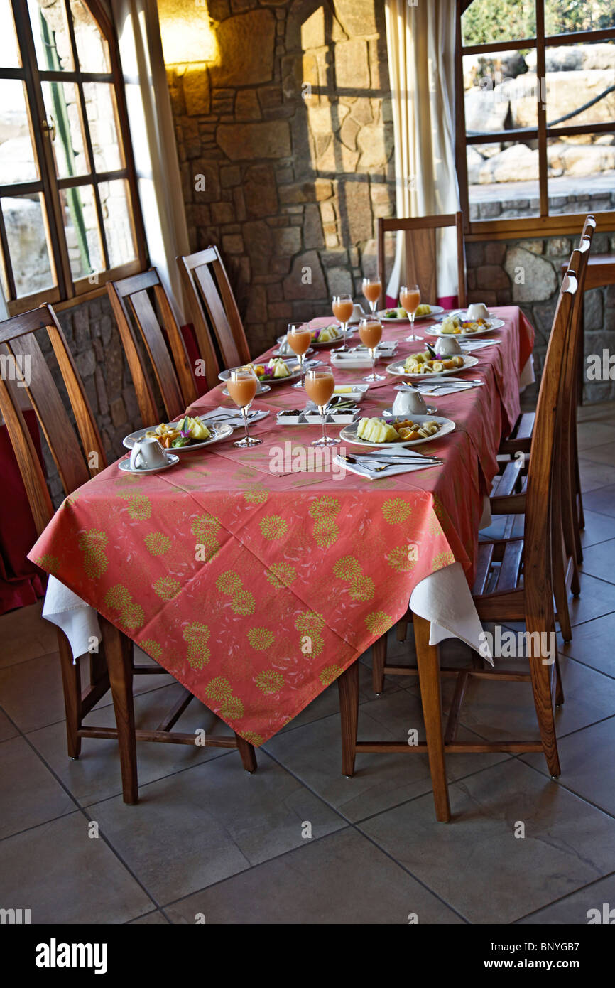 Tisch für das Frühstück für sieben Personen in Vakona Lodge, in der Nähe von Andasibe/Perinet National Park im östlichen Madagaskars Stockfoto