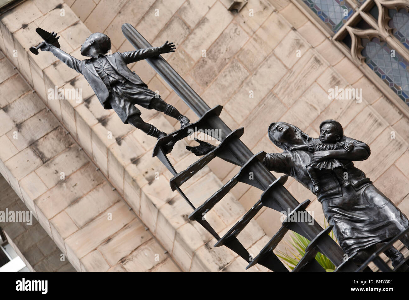 Statue eines jungen mit einem Spielzeug-Flugzeug in der unserer Dame und Str. Nicholas Church Garten.  Die Statue Comemerates Liverpudleans verstorbenen im Blitz.  Bildhauer: Tom Murphy Stockfoto