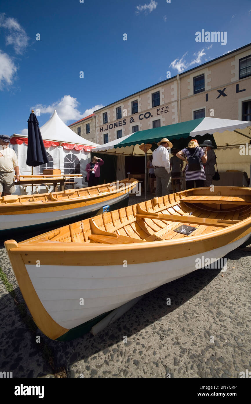 Besucher inspizieren handgefertigte Boote bei Wooden Boat Festival in Hobart.  Hobart, Tasmanien, Australien Stockfoto