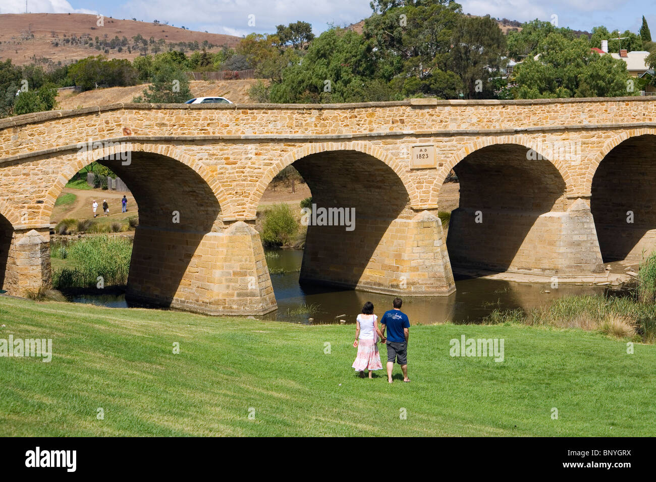 Zu zweit am Richmond Bridge - die erste Steinbrücke in Australien, von Sträflingen 1823 erbaut. Richmond, Tasmanien, Australien Stockfoto