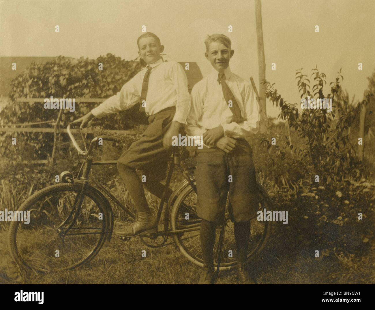 C1910 Foto von zwei jungen, ein antikes Fahrrad. Stockfoto