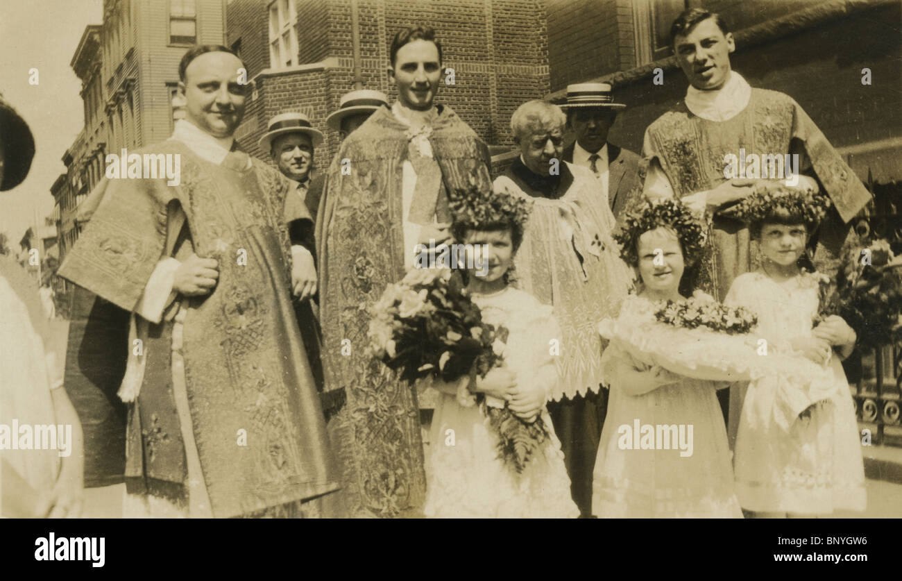 c1930 religiöse Foto, katholische Priester und junge Mädchen in die Zeremonie der Krönung Mariens der Gottesmutter. Stockfoto