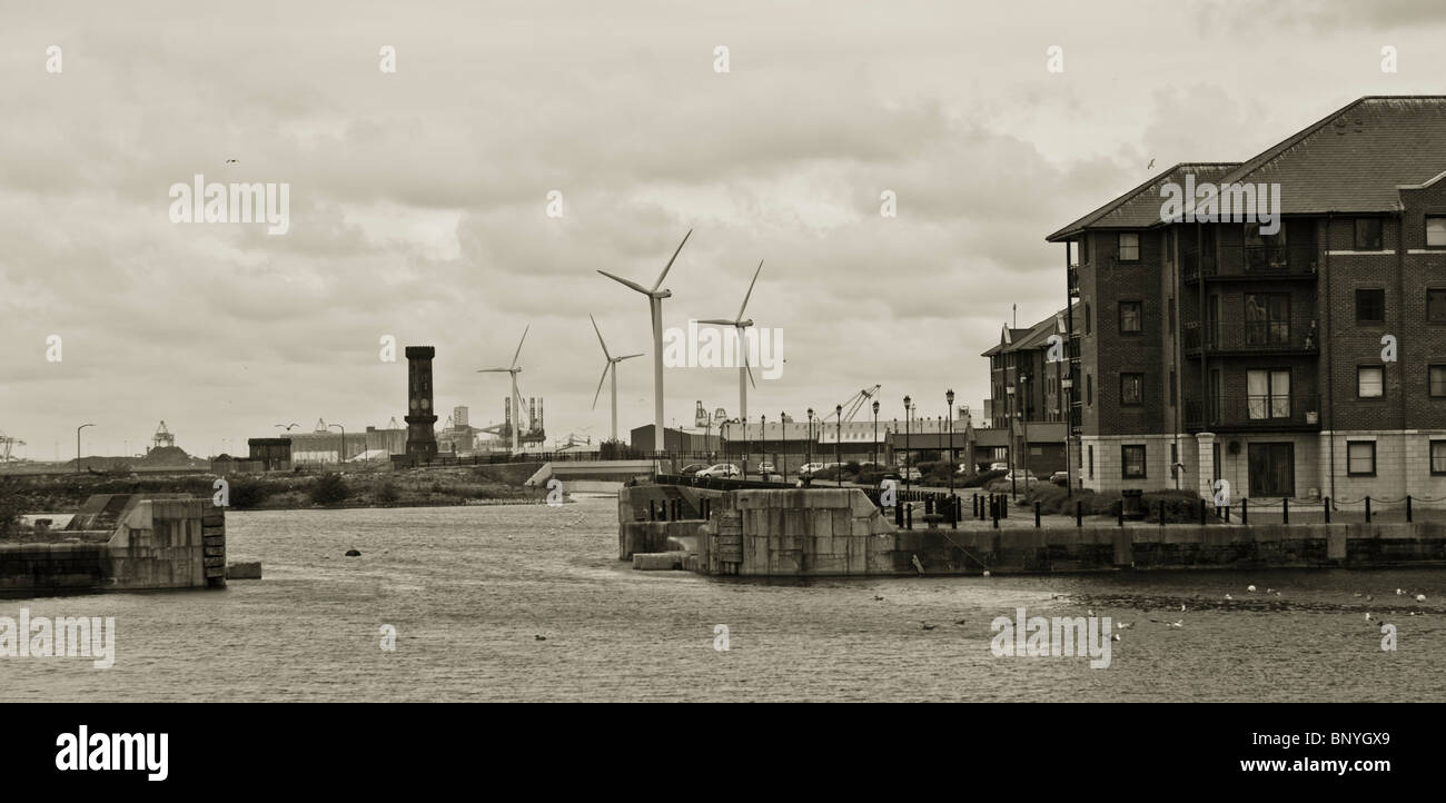 Windkraftanlagen und docks Stockfoto