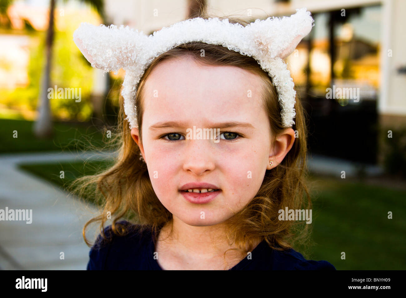 Junges Mädchen spielen im Freien auf dem grünen Rasen Stockfoto