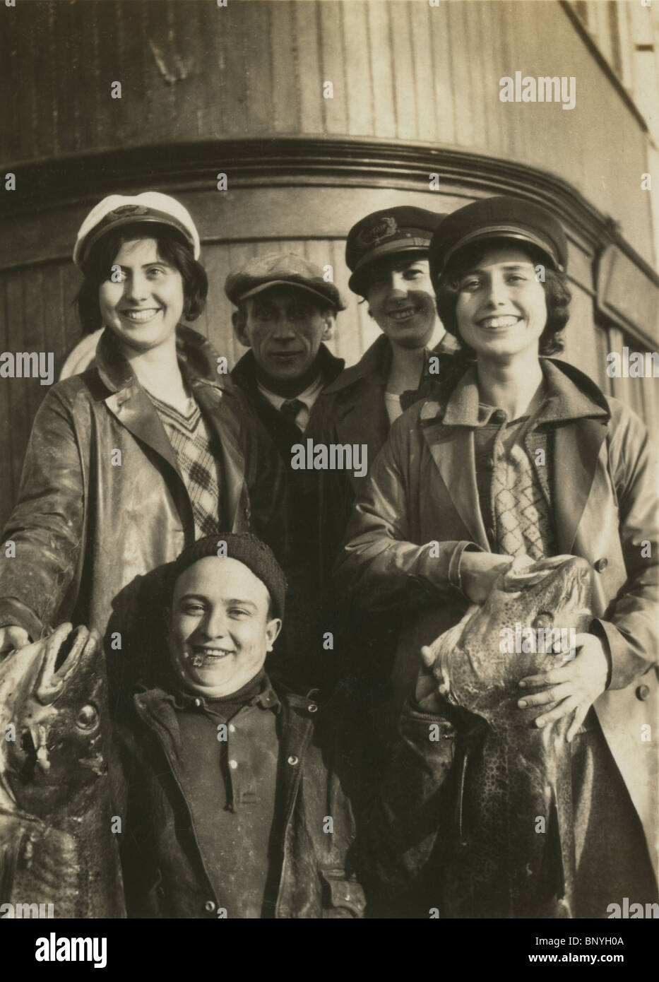 c1930 antike Foto von einer Gruppe von Frauen und Männern zeigen, dass ihre Kabeljau oder Atlantischer Kabeljau nach einem Angelausflug zu fangen. Stockfoto