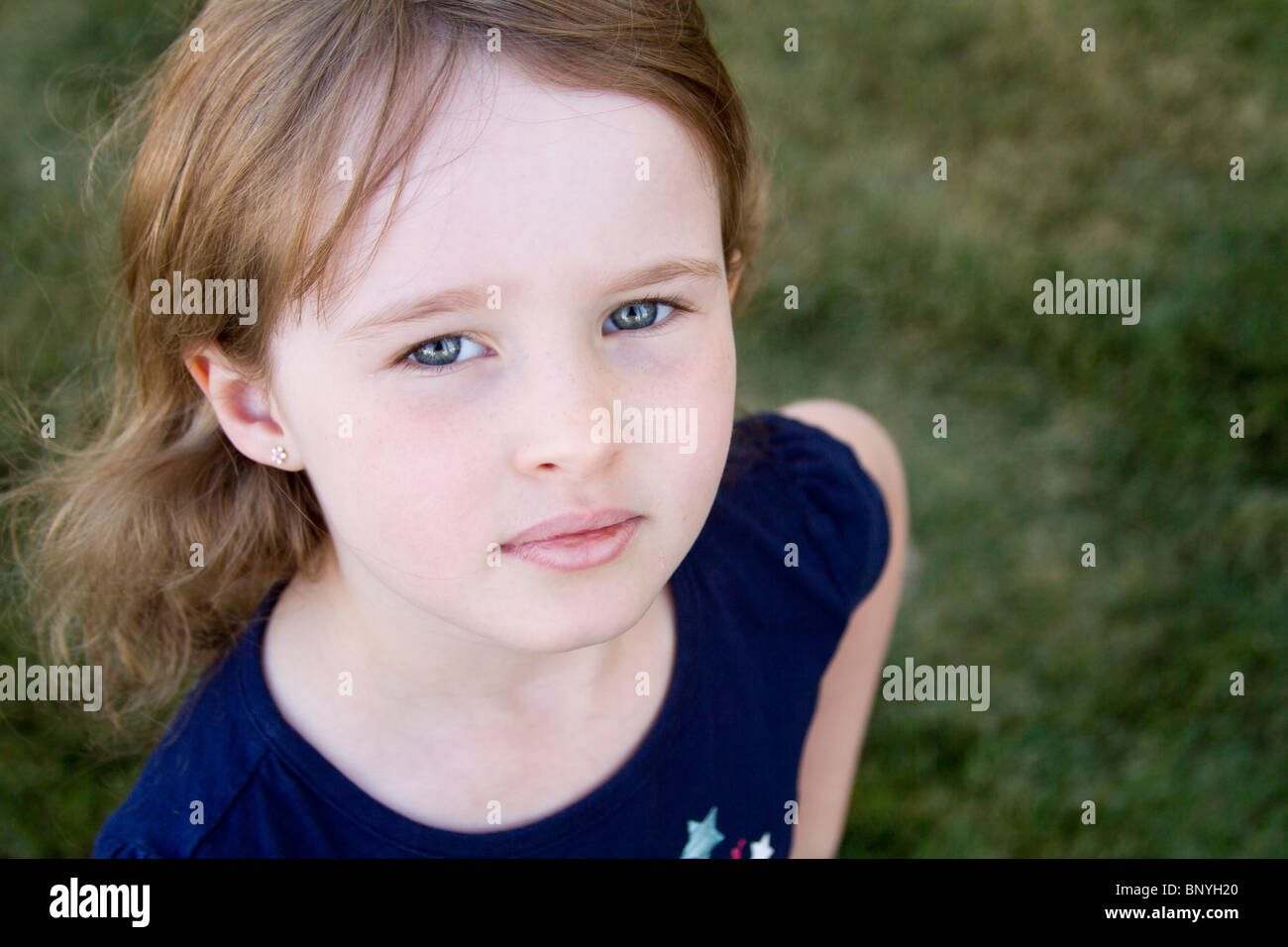 Junges Mädchen spielen im Freien auf dem grünen Rasen Stockfoto