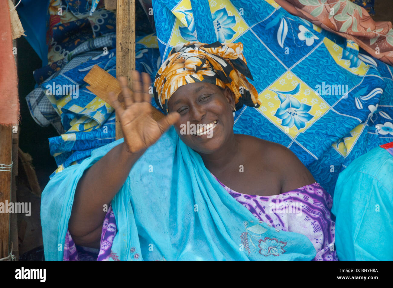 Afrika, Gambia. Hauptstadt von Banjul. Royal Albert Market, freundliche Verkäufer. Stockfoto