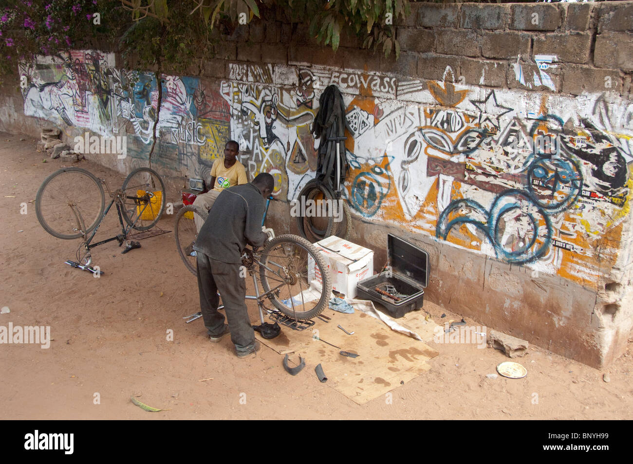Afrika, Gambia. Hauptstadt von Banjul. Straßenbild des täglichen Lebens, lokalen Bike-Werkstatt. Stockfoto