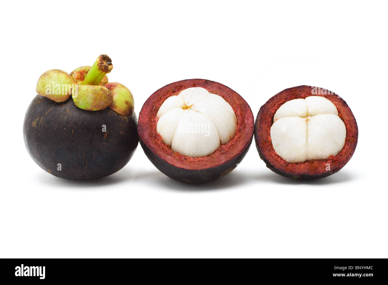 Offenen frischen Mangostan Obst auf weißem Hintergrund Stockfoto