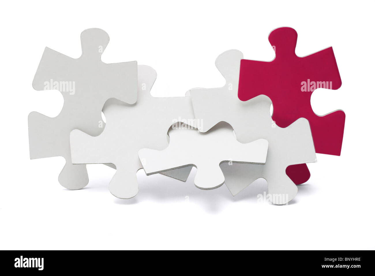 Jigsaw Puzzle-Teile miteinander verbunden und stehen auf weißem Hintergrund Stockfoto