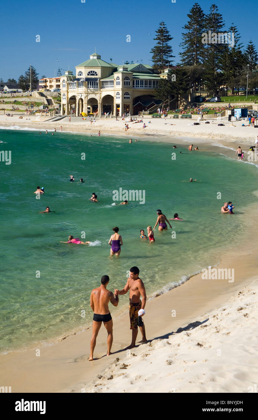 Schwimmer und Sonnenanbeter am Cottesloe Beach. Perth, Western Australia, Australien. Stockfoto