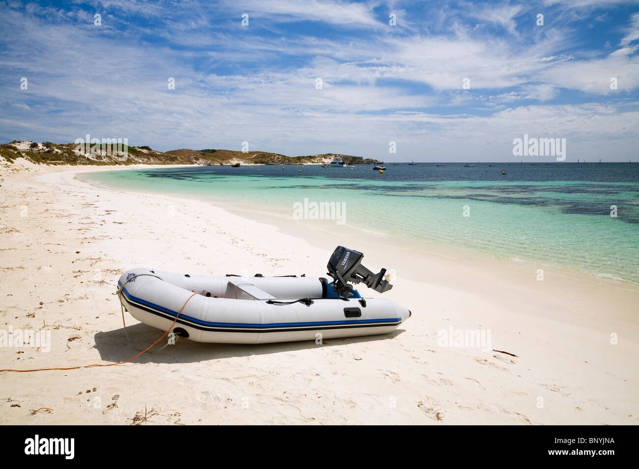 Boot am Strand von Rocky Bay. Rottnest Island, Western Australia, Australien. Stockfoto