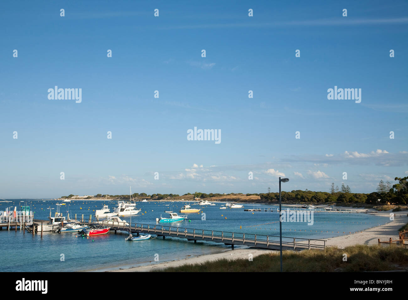 Boote vertäut am Thomson Bay - der Hauptort auf Rottnest Island, Western Australia, Australien. Stockfoto