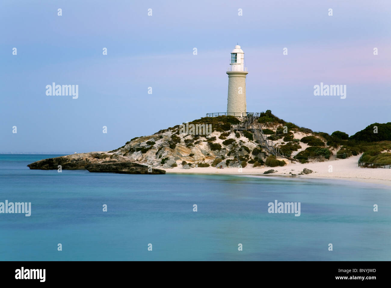 Blick entlang Pinky Beach Bathurst Lighthouse in der Abenddämmerung. Rottnest Island, Western Australia, Australien. Stockfoto