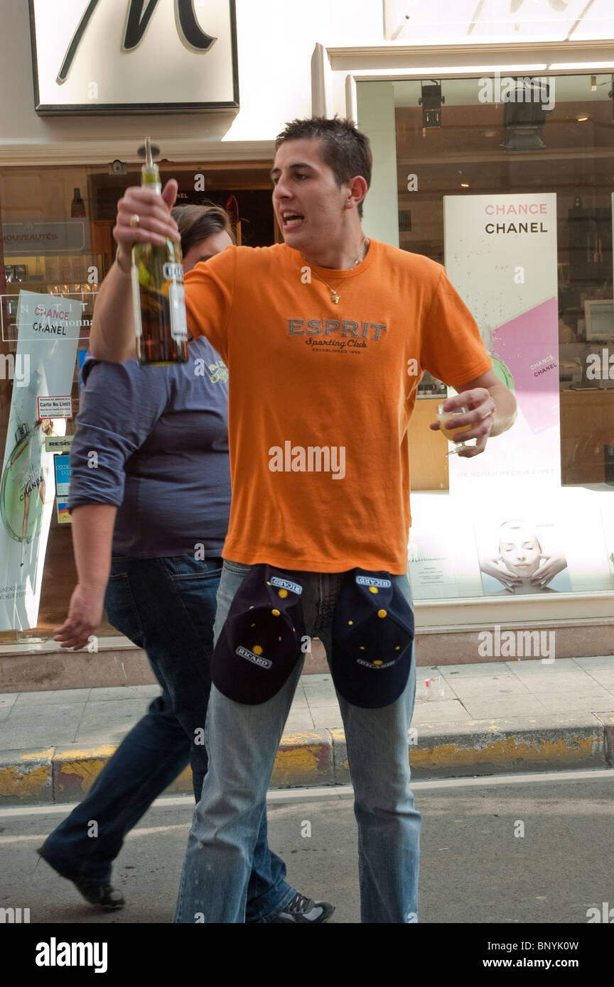 Arles, France, Feria "Bullfighting Festival" Teenage Tourists Party Drinking Alcohol on Street, holidays fun men, public health Stockfoto