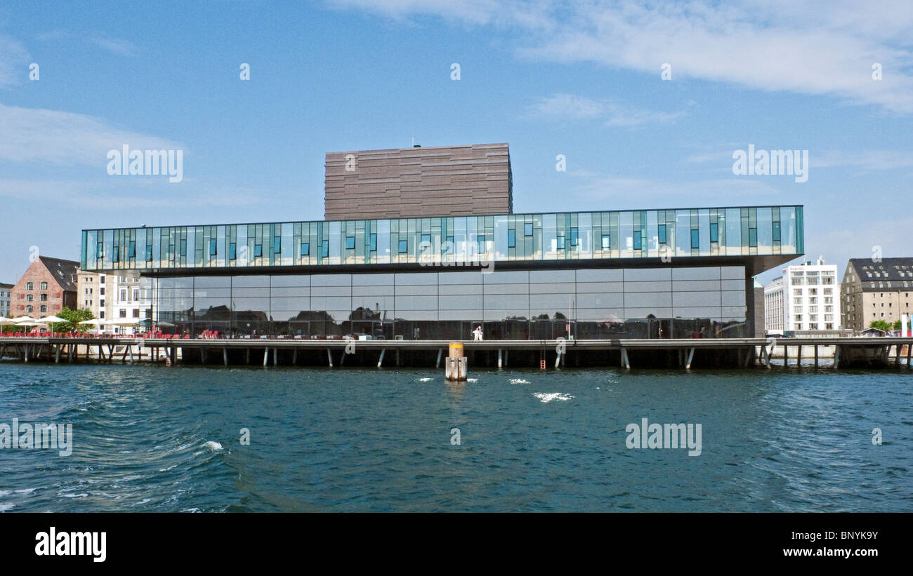 SKUESPILHUSET (The Royal Danish Playhouse) am Hafen in Kopenhagen vom Meer aus gesehen Stockfoto