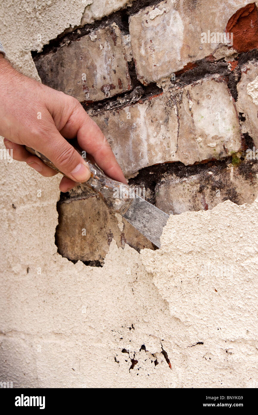 Hauswartungen, Schaben Lack abblättert schlecht gepflegt Mauerwerk benötigen zeigen Stockfoto