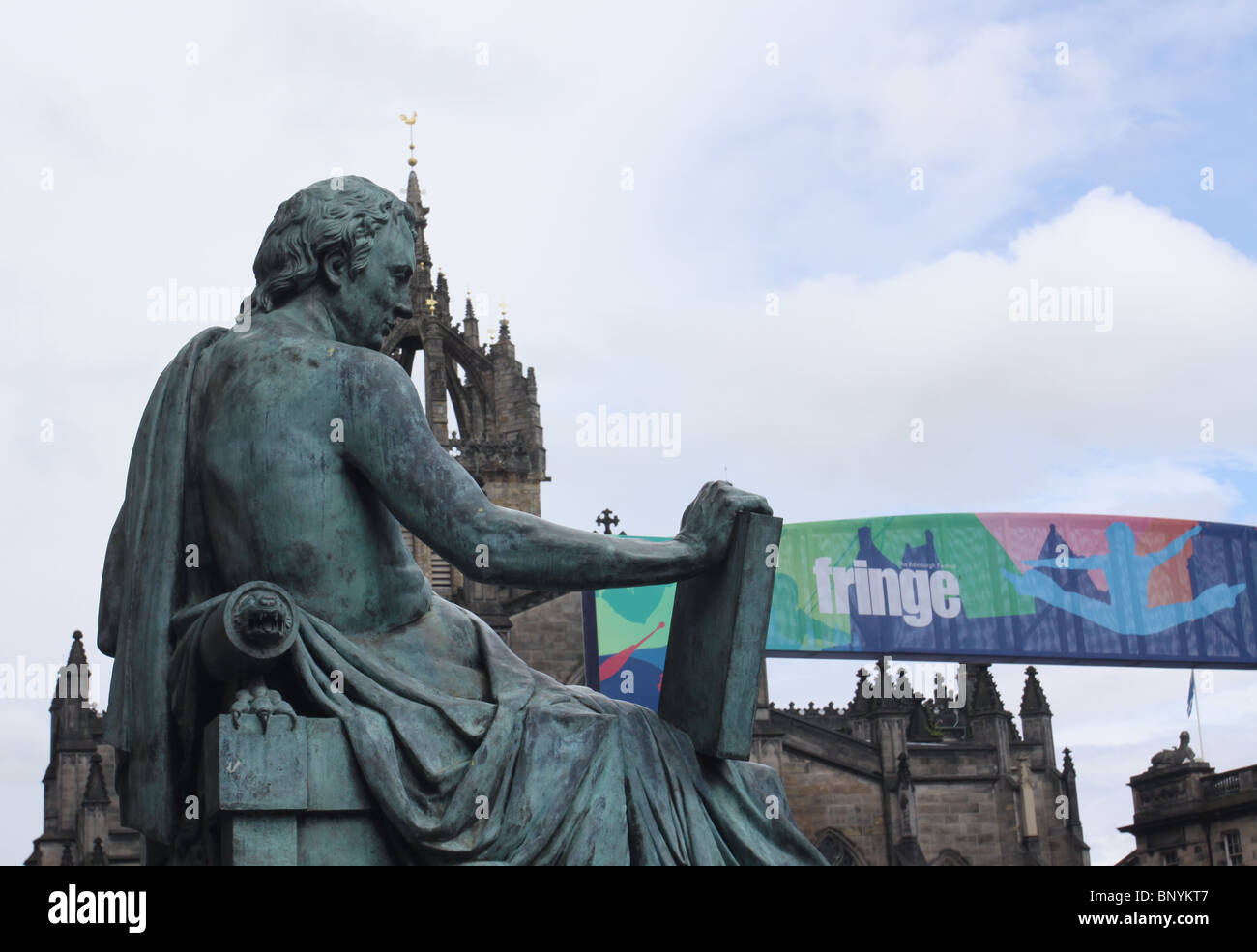 Statue des Philosophen David Hume an Royal Mile mit Edinburgh Fringe Zeichen Schottland August 2010 Stockfoto